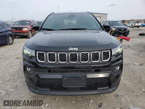 2024 Jeep Compass Latitude Lux z VIN 3C4NJDFN1RT130236, wystawiony jako Copart lot #51159065 z przebiegiem 9 678 mil mil oraz Szkoda całkowita • Salvage title. Historia ofert i sprzedaży dostępna na DreamBid. Obrazek 5.