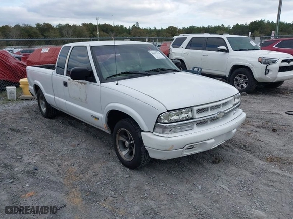 2002 Chevrolet S-10 LS with VIN 1GCCS19W628251386, listed as a IAAI auction lot 41499348 with 149,653 mi miles. Bid and sale history available at carsss.com. Image 1.