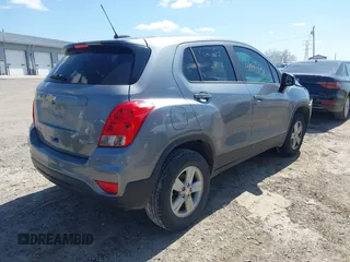 2020 Chevrolet Trax LS z VIN 3GNCJNSB5LL157348, wystawiony jako IAAI lot #41990151 z przebiegiem 101 555 mil mil oraz . Historia ofert i sprzedaży dostępna na DreamBid. Obrazek 4.
