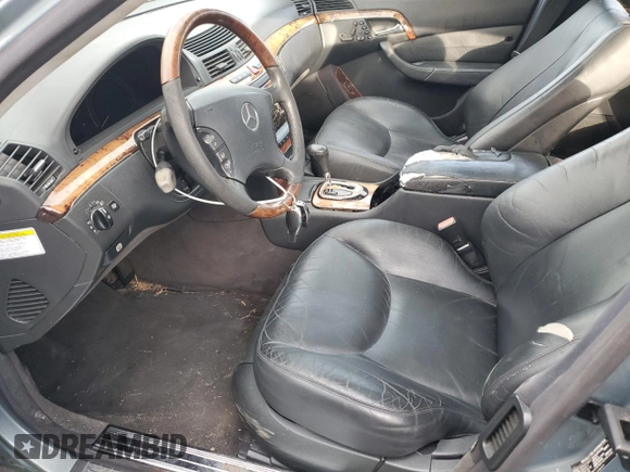 2006 Mercedes-Benz S 500 z VIN WDBNG75J06A462457, wystawiony jako Copart lot #53115985 z przebiegiem Nie podano mil oraz Szkody całkowita. Historia ofert i sprzedaży dostępna na DreamBid. Obrazek 7.