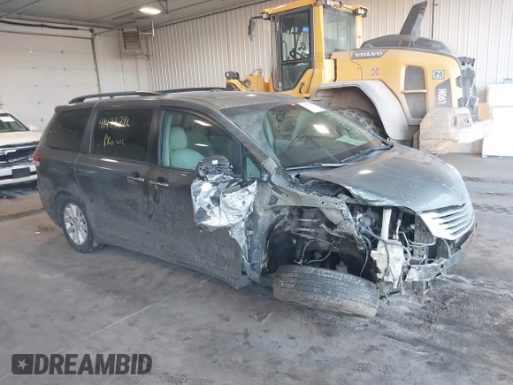 2011 Toyota Sienna XLE with VIN 5TDDK3DC6BS025101, listed as a IAAI auction lot 41473796 with 211,467 mi miles. Bid and sale history available at carsss.com. Image 1.