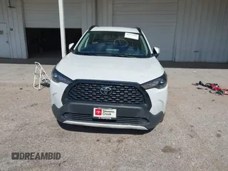 2022 Toyota Corolla Cross LE z VIN 7MUCAABG3NV030906, wystawiony jako IAAI lot #42475640 z przebiegiem 119 135 mil mil oraz . Historia ofert i sprzedaży dostępna na DreamBid. Obrazek 12.