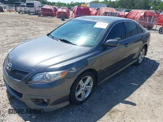 2011 Toyota Camry LE z VIN 4T1BF3EK0BU662087, wystawiony jako IAAI lot #42308718 z przebiegiem 247 995 mil mil oraz . Historia ofert i sprzedaży dostępna na DreamBid. Obrazek 2.