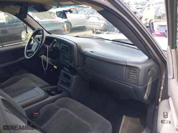 2001 Chevrolet Silverado 1500 LS with VIN 2GCEC19T311113978, listed as a IAAI auction lot 41424093 with 121,389 mi miles. Bid and sale history available at carsss.com. Image 5.