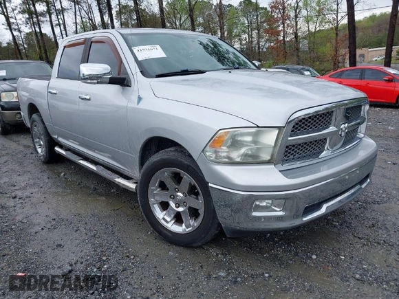 2010 Dodge 1500 SLT z VIN 1D7RB1CT5AS203992, wystawiony jako IAAI lot #41931671 z przebiegiem 122 831 mil mil oraz . Historia ofert i sprzedaży dostępna na DreamBid. Obrazek 1.