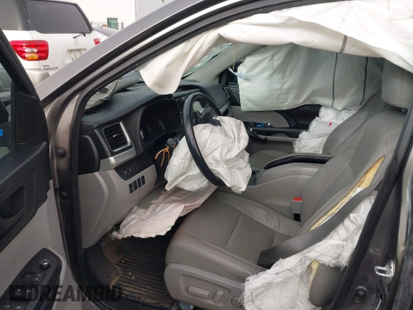 2018 Toyota Highlander LE with VIN 5TDZZRFH0JS249069, listed as a IAAI auction lot 41710956 with 83,598 mi miles and . Bid and sale history available at DreamBid. Image 5.