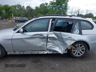 2006 BMW 3 Series 325xi with VIN WBAVT13596KW22889, listed as a IAAI auction lot 42343685 with 95,862 mi miles and . Bid and sale history available at DreamBid. Image 6.