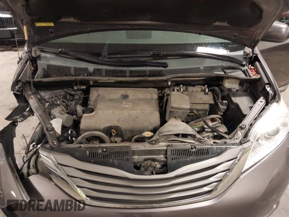 2013 Toyota Sienna XLE AAS z VIN 5TDYK3DC6DS386235, wystawiony jako IAAI lot #42191706 z przebiegiem 144 328 mil mil oraz . Historia ofert i sprzedaży dostępna na DreamBid. Obrazek 10.
