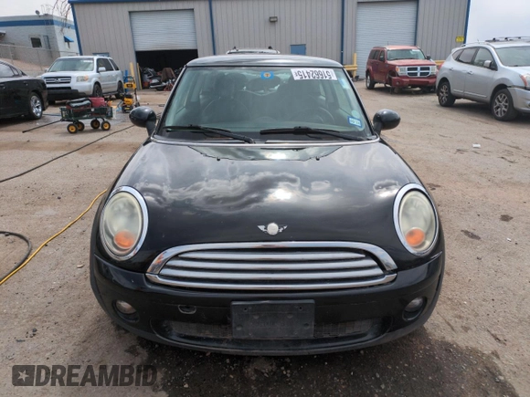 2010 MINI Hardtop z VIN WMWMF3C5XATZ25746, wystawiony jako Copart lot #51662415 z przebiegiem 139 411 mil mil oraz Szkoda całkowita • Salvage title. Historia ofert i sprzedaży dostępna na DreamBid. Obrazek 5.