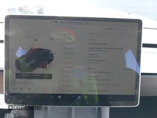 2024 Tesla Model Y z VIN 7SAYGDED4RF115252, wystawiony jako IAAI lot #42302658 z przebiegiem 7 365 mil mil oraz . Historia ofert i sprzedaży dostępna na DreamBid. Obrazek 18.