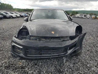 2017 Porsche Cayenne z VIN WP1AA2A28HKA83737, wystawiony jako Copart lot #54212985 z przebiegiem 87 416 mil mil oraz Szkoda całkowita • Salvage title. Historia ofert i sprzedaży dostępna na DreamBid. Obrazek 5.