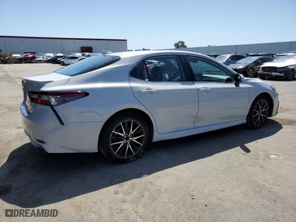 2022 Toyota Camry SE with VIN 4T1G11AKXNU036016, listed as a Copart auction lot 52423635 with 56,513 mi miles and Clean Title. Bid and sale history available at carsss.com. Image 3.