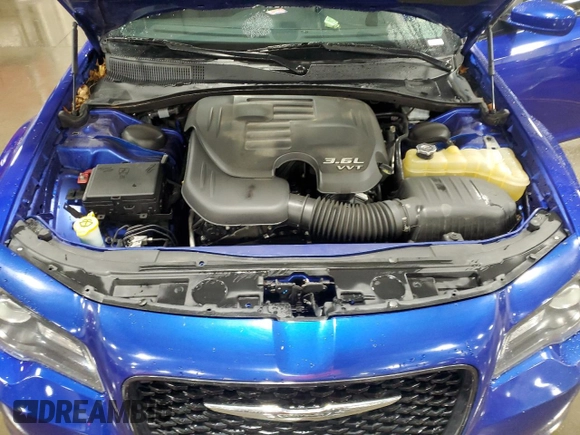 2018 Chrysler 300 S z VIN 2C3CCABG0JH227307, wystawiony jako Copart lot #52359835 z przebiegiem 141 832 mil mil oraz Szkoda całkowita • Salvage title. Historia ofert i sprzedaży dostępna na DreamBid. Obrazek 12.