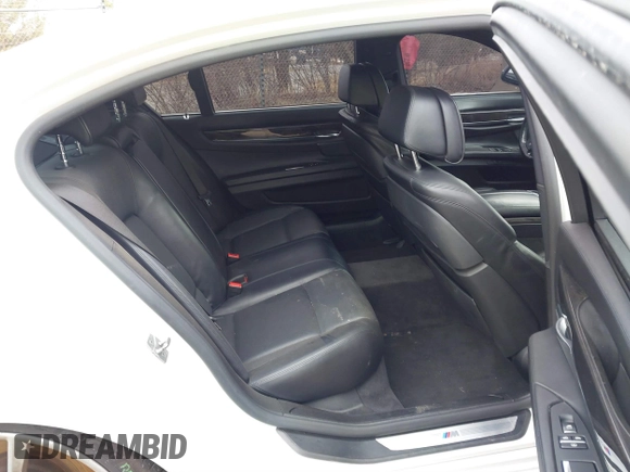 2013 BMW 7 Series 750Li xDrive with VIN WBAYF8C59DD141068, listed as a IAAI auction lot 41868043 with 92,727 mi miles. Bid and sale history available at carsss.com. Image 8.