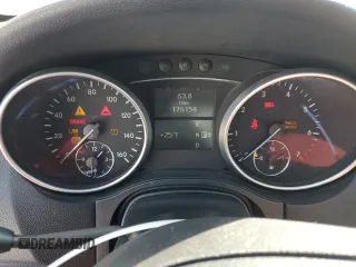 2009 Mercedes-Benz M 350 z VIN 4JGBB86EX9A530516, wystawiony jako Copart lot #45565145 z przebiegiem 176 158 mil mil oraz Nie do naprawy • Non repairable. Historia ofert i sprzedaży dostępna na DreamBid. Obrazek 9.
