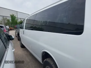 2019 Chevrolet Express Passenger LT z VIN 1GAZGPFG3K1364936, wystawiony jako IAAI lot #42137561 z przebiegiem 33 624 mil mil oraz . Historia ofert i sprzedaży dostępna na DreamBid. Obrazek 14.