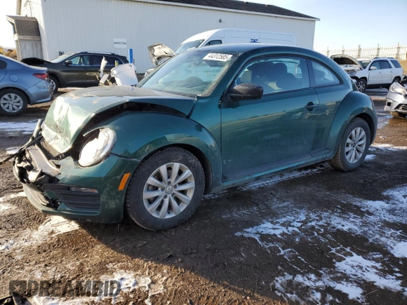2018 Volkswagen Beetle S z VIN 3VWFD7AT7JM700755, wystawiony jako Copart lot #44312585 z przebiegiem 92 694 mil mil oraz Szkoda całkowita • Salvage title. Historia ofert i sprzedaży dostępna na DreamBid. Obrazek 1.