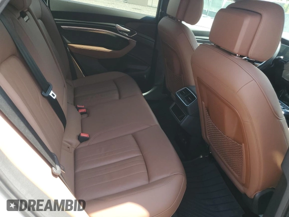 2021 Audi e-tron Premium z VIN WA1AAAGE5MB010441, wystawiony jako Copart lot #56303714 z przebiegiem 30 441 mil mil oraz . Historia ofert i sprzedaży dostępna na DreamBid. Obrazek 11.