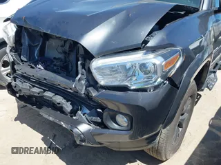 2023 Toyota Tacoma SR5 z VIN 3TMAZ5CN8PM201702, wystawiony jako IAAI lot #42060855 z przebiegiem 17 705 mil mil oraz . Historia ofert i sprzedaży dostępna na DreamBid. Obrazek 19.
