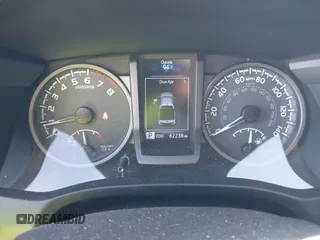 2017 Toyota Tacoma SR5 z VIN 3TMCZ5AN4HM052380, wystawiony jako IAAI lot #42277918 z przebiegiem 62 238 mil mil oraz . Historia ofert i sprzedaży dostępna na DreamBid. Obrazek 7.