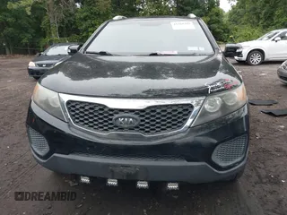 2012 Kia Sorento LX z VIN 5XYKTDA20CG218154, wystawiony jako IAAI lot #42428383 z przebiegiem 126 889 mil mil oraz . Historia ofert i sprzedaży dostępna na DreamBid. Obrazek 12.