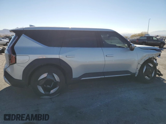 2024 Kia EV9 Light Long Range with VIN KNDAB5S10R6021619, listed as a Copart auction lot 41933575 with 6,622 mi miles and Salvage Title. Bid and sale history available at carsss.com. Image 3.