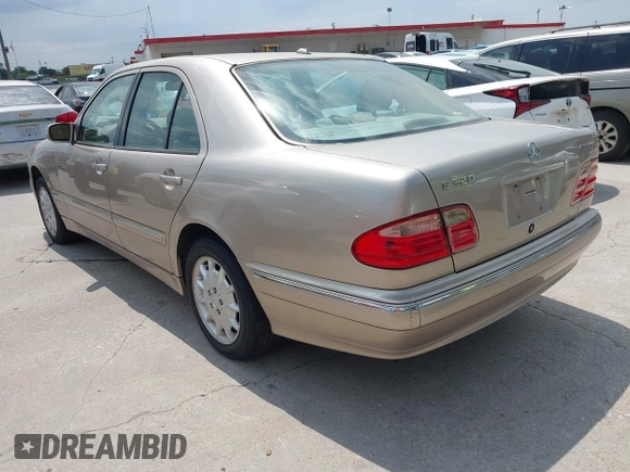 2000 Mercedes-Benz E-Class with VIN WDBJF82JXYX035704, listed as a IAAI auction lot 42045969 with 1 mi miles. Bid and sale history available at carsss.com. Image 3.