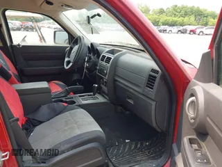 2007 Dodge Nitro SXT z VIN 1D8GU28KX7W555437, wystawiony jako IAAI lot #42412370 z przebiegiem 187 101 mil mil oraz . Historia ofert i sprzedaży dostępna na DreamBid. Obrazek 5.