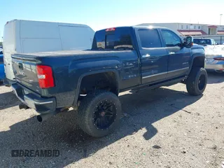 2018 GMC Sierra 2500HD SLT with VIN 1GT12TEY8JF139452, listed as a IAAI auction lot 41253932 with 202,672 mi miles. Bid and sale history available at carsss.com. Image 4.