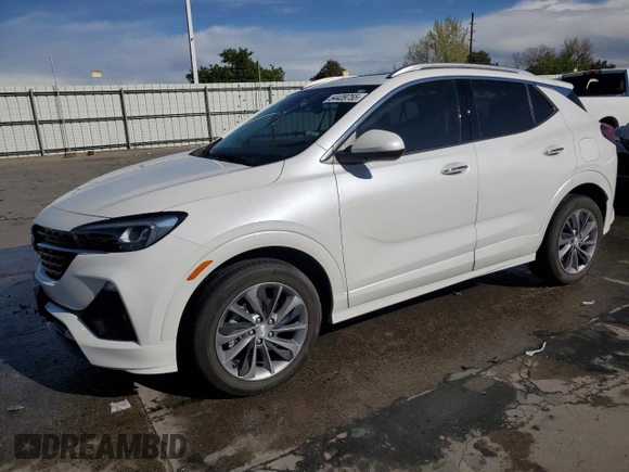 2023 Buick Encore GX Essence z VIN KL4MMGSL7PB086275, wystawiony jako Copart lot #54439755 z przebiegiem 10 933 mil mil oraz Szkoda całkowita • Salvage title. Historia ofert i sprzedaży dostępna na DreamBid. Obrazek 1.