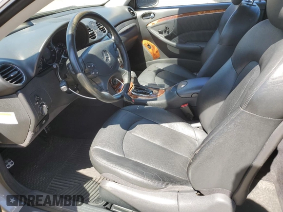 2005 Mercedes-Benz CLK 320 z VIN WDBTJ65J95F129288, wystawiony jako Copart lot #52433525 z przebiegiem 133 344 mil mil oraz Szkoda całkowita • Salvage title. Historia ofert i sprzedaży dostępna na DreamBid. Obrazek 7.