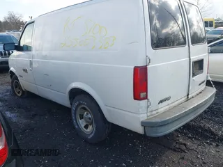 2002 Chevrolet Astro Cargo with VIN 1GCDM19X52B148289, listed as a IAAI auction lot 41975772 with Not Provided miles. Bid and sale history available at carsss.com. Image 3.
