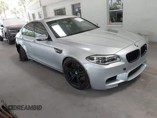 2014 BMW M5 z VIN WBSFV9C57ED097794, wystawiony jako IAAI lot #42257563 z przebiegiem 120 933 mil mil oraz . Historia ofert i sprzedaży dostępna na DreamBid. Obrazek 1.