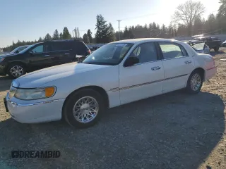 1998 Lincoln Town Car Signature with VIN 1LNFM82W6WY686260, listed as a Copart auction lot 46722165 with 95,471 mi miles and Clean title. Bid and sale history available at DreamBid. Image 1.
