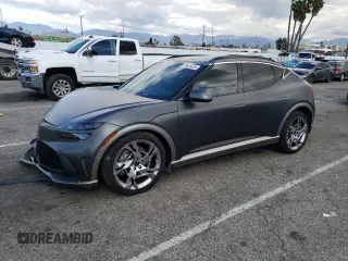 2023 Genesis GV60 Performance z VIN KMUKEDTB7PU011754, wystawiony jako Copart lot #39865424 z przebiegiem 5915 mil mil oraz . Historia ofert i sprzedaży dostępna na DreamBid. Obrazek 1.