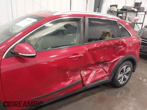 2017 Kia Niro Touring Launch Edition with VIN KNDCC3LC6H5102042, listed as a IAAI auction lot 41666561 with 191,584 mi miles. Bid and sale history available at carsss.com. Image 6.