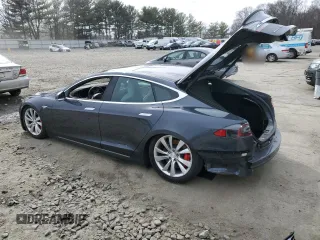 2015 Tesla Model S 85D with VIN 5YJSA1H4XFF096717, listed as a Copart auction lot 84732464 with Not Provided miles and Salvage Title. Bid and sale history available at carsss.com. Image 2.