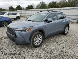 2023 Toyota Corolla Cross LE z VIN 7MUBAAAG6PV039048, wystawiony jako Copart lot #49513135 z przebiegiem 35 700 mil mil oraz Szkody całkowita. Historia ofert i sprzedaży dostępna na DreamBid. Obrazek 1.