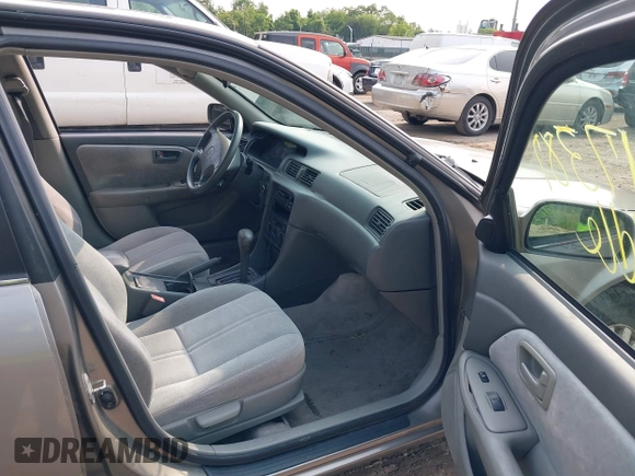 1998 Toyota Camry LE z VIN 4T1BG22K8WU330576, wystawiony jako IAAI lot #42417387 z przebiegiem 99 861 mil mil oraz . Historia ofert i sprzedaży dostępna na DreamBid. Obrazek 5.
