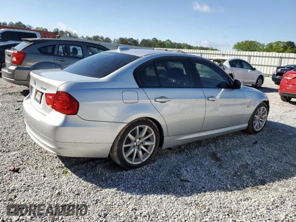 2009 BMW 3 Series 328i z VIN WBAPH77569NL85059, wystawiony jako Copart lot #51052645 z przebiegiem 136 283 mil mil oraz Szkody całkowita. Historia ofert i sprzedaży dostępna na DreamBid. Obrazek 3.