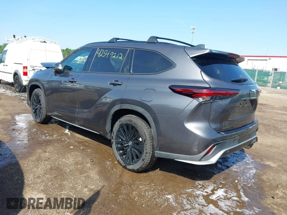 2024 Toyota Highlander LE with VIN 5TDKDRBH2RS568670, listed as a IAAI auction lot 42549212 with 10,600 mi miles and . Bid and sale history available at DreamBid. Image 3.