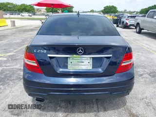 2014 Mercedes-Benz C 250 Sport z VIN WDDGF4HB9EA959513, wystawiony jako IAAI lot #42413556 z przebiegiem 144 773 mil mil oraz . Historia ofert i sprzedaży dostępna na DreamBid. Obrazek 16.
