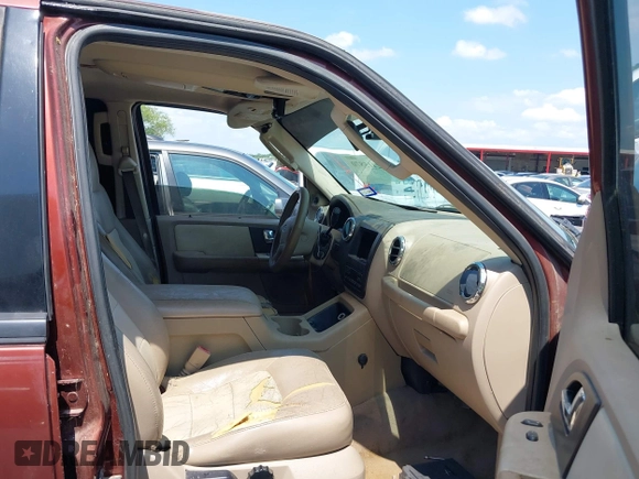 2006 Ford Expedition Eddie Bauer z VIN 1FMPU17526LA77577, wystawiony jako IAAI lot #42415870 z przebiegiem Nie podano mil oraz . Historia ofert i sprzedaży dostępna na DreamBid. Obrazek 5.