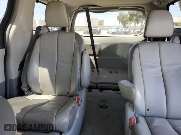 2011 Toyota Sienna XLE AAS z VIN 5TDYK3DC7BS111311, wystawiony jako Copart lot #57298675 z przebiegiem 131 597 mil mil oraz Szkoda całkowita • Salvage title. Historia ofert i sprzedaży dostępna na DreamBid. Obrazek 10.