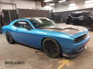 2016 Dodge Challenger R/T Scat Pack z VIN 2C3CDZFJ8GH279312, wystawiony jako IAAI lot #41922402 z przebiegiem 21 168 mil mil oraz . Historia ofert i sprzedaży dostępna na DreamBid. Obrazek 1.