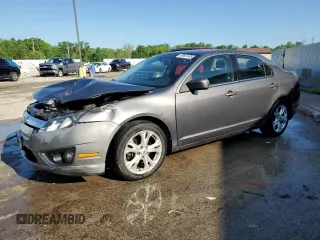 2012 Ford Fusion SE z VIN 3FAHP0HA0CR437115, wystawiony jako Copart lot #56583495 z przebiegiem 159 649 mil mil oraz Szkody całkowita. Historia ofert i sprzedaży dostępna na DreamBid. Obrazek 1.