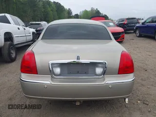 2003 Lincoln Town Car Signature z VIN 1LNHM82W73Y645995, wystawiony jako IAAI lot #41958634 z przebiegiem 172 960 mil mil oraz . Historia ofert i sprzedaży dostępna na DreamBid. Obrazek 16.