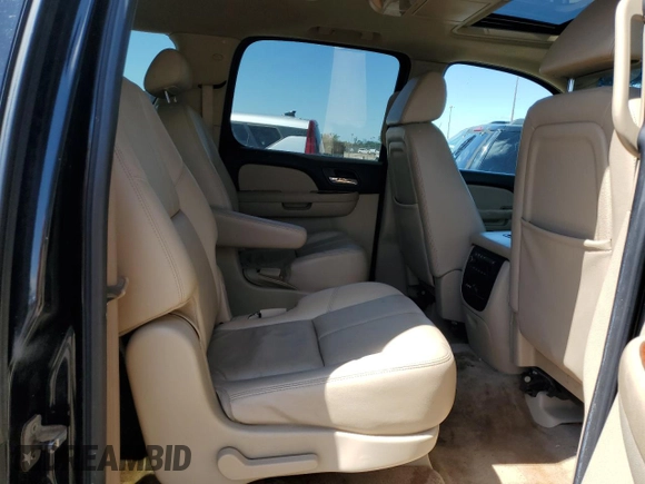 2008 Chevrolet Suburban LTZ z VIN 1GNFK16308R212830, wystawiony jako Copart lot #56477205 z przebiegiem 218 676 mil mil oraz Czysty tytuł • Clean title. Historia ofert i sprzedaży dostępna na DreamBid. Obrazek 11.