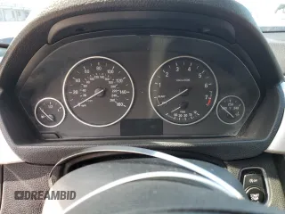 2013 BMW 3 Series 328i xDrive z VIN WBA3B5G58DNS02841, wystawiony jako Copart lot #59807655 z przebiegiem Nie podano mil oraz Szkoda całkowita • Salvage title. Historia ofert i sprzedaży dostępna na DreamBid. Obrazek 9.