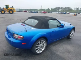2006 Mazda MX-5 Miata Touring z VIN JM1NC25FX60102209, wystawiony jako IAAI lot #41940771 z przebiegiem 165 003 mil mil oraz . Historia ofert i sprzedaży dostępna na DreamBid. Obrazek 4.
